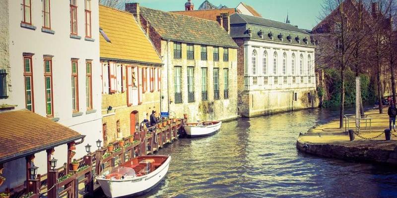 青岛第一海水浴场：百年潮汐间的城市记忆与舌尖上的海风